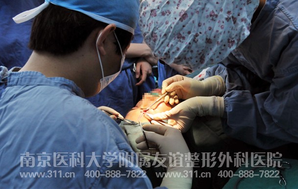 韩国专家巧用掌长肌让高材生开了眼_南京医