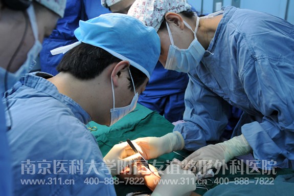 韩国专家巧用掌长肌让高材生开了眼_南京医